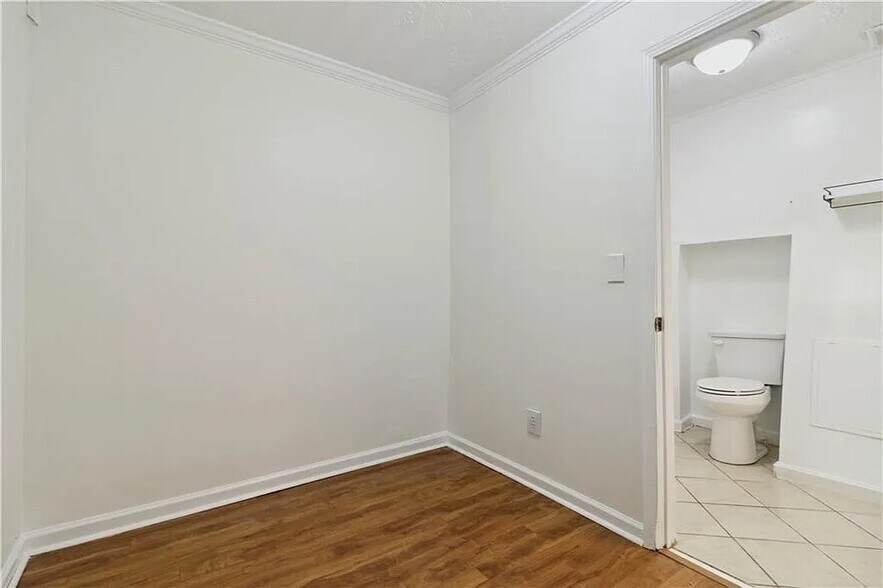 Building Photo - Room in House on Wedgewood Dr