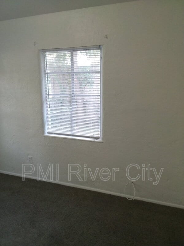 Building Photo - 1859 Loyola Dr N