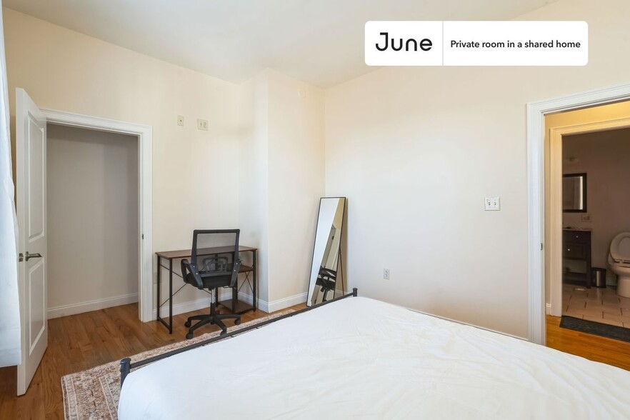 Building Photo - Private bedroom in 3 bed/1 bath Home