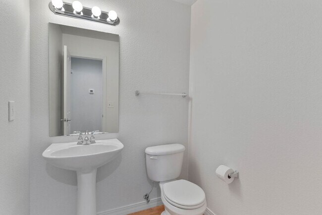 Building Photo - Spacious 2 bedroom 3 bath Townhome - South Fort Collins