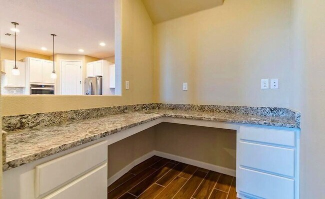 Building Photo - Beautiful Home in great location