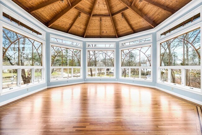 Building Photo - 328 East St