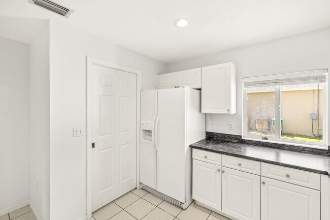 Building Photo - 3 Bed 2 Bath Pool Home
