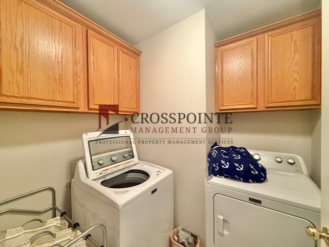 Building Photo - Coming Soon! 3 Bedroom 2 Bathroom Duplex in Flint!