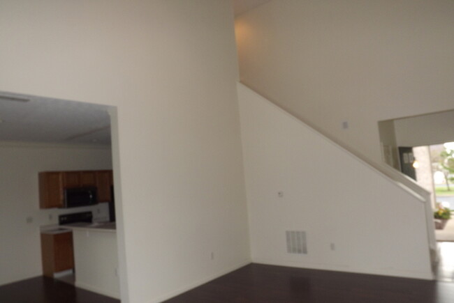 Building Photo - Spacious 2 story Beavercreek Condo