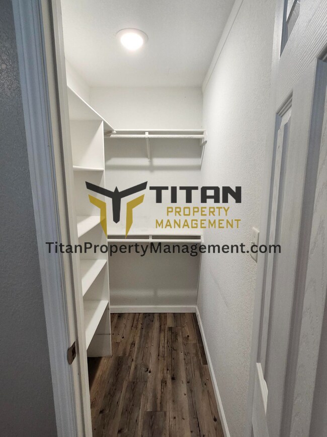 Building Photo - Super Cute One Bedroom Tiny House!