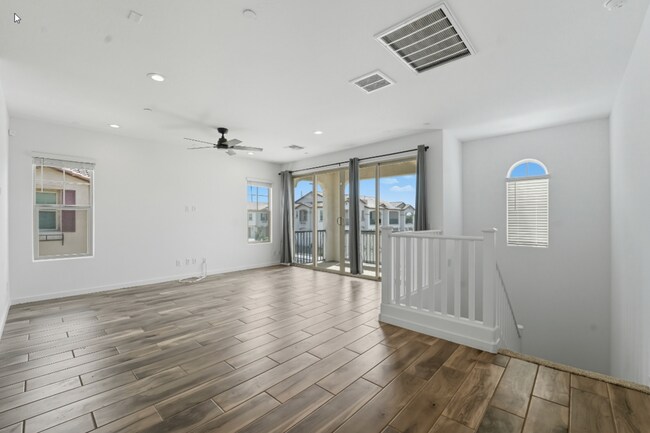 Building Photo - Like Brand New Luxurious Modern 3 Bedroom 2 Bath Townhome in Warner Meadow – Rare Rental Opportun...