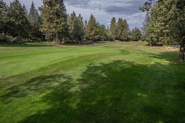 Building Photo - River's Edge Golf Course, Upscale Unit on ...