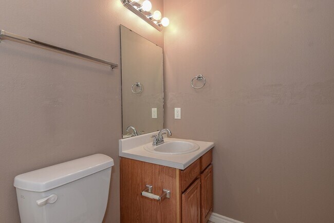 Building Photo - Nice Three Bedroom Duplex in Commerce in a...