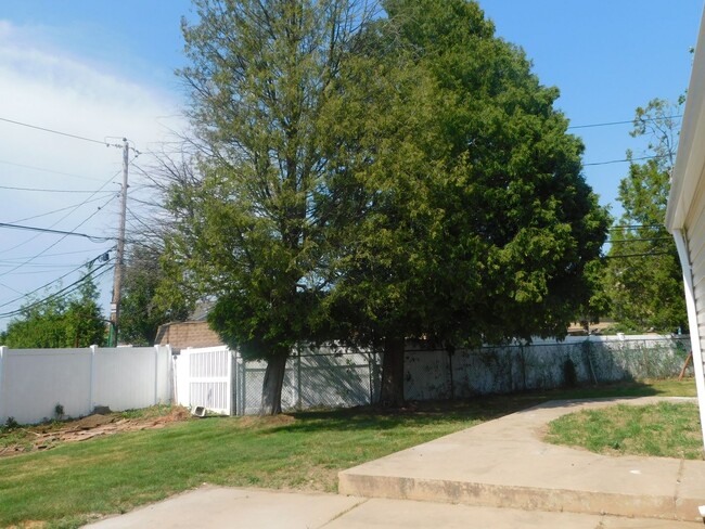 Building Photo - Beautifully Renovated 2 Bedroom