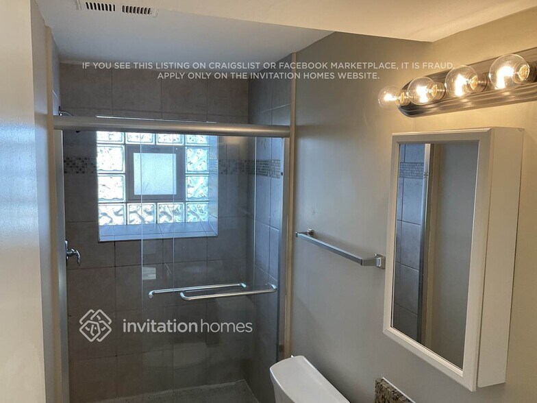 Building Photo - 404 S Crestwood Ln