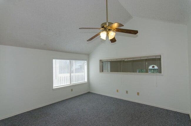 Building Photo - Quaint townhouse style condominium in Hyde...