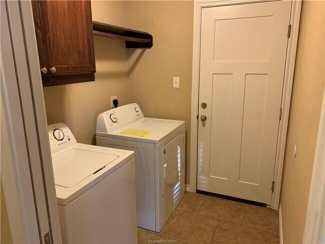 Building Photo - Beautifully 4 bedroom, 3 bathroom house wi...