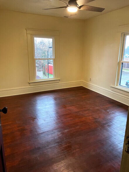 Primary Photo - 889 N Main St