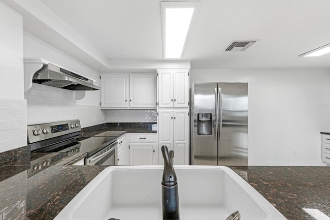 Building Photo - 5150 Hidalgo St