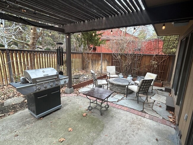 Building Photo - 655 E Riverview Cir