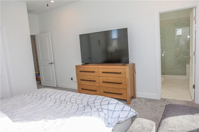 Building Photo - 950 SW Pr Ave