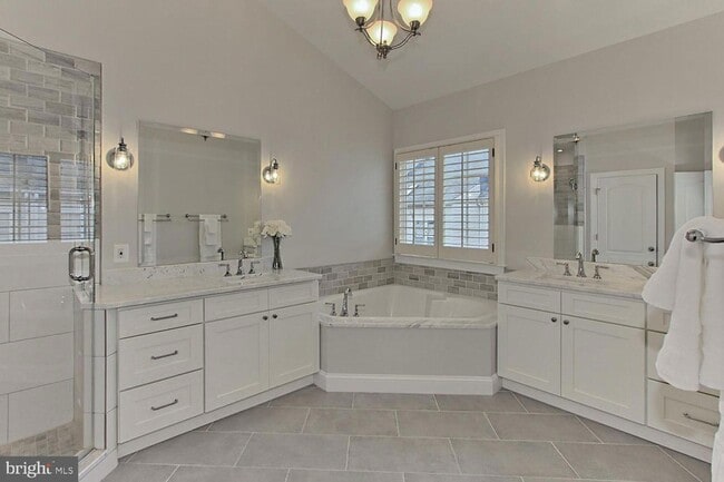 Building Photo - 5238 Bessley Pl