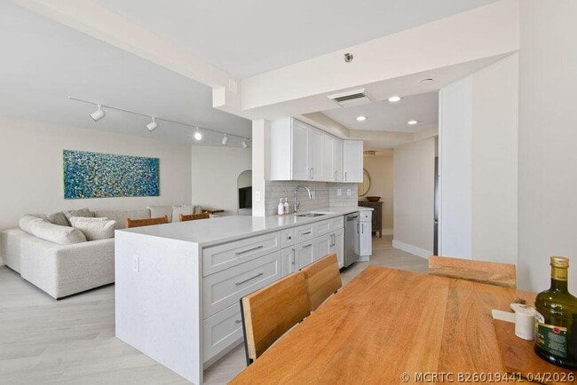 Building Photo - 3560 S Ocean Blvd