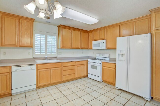 Building Photo - Bright & Airy 3bd/2bth End Unit Condo in F...