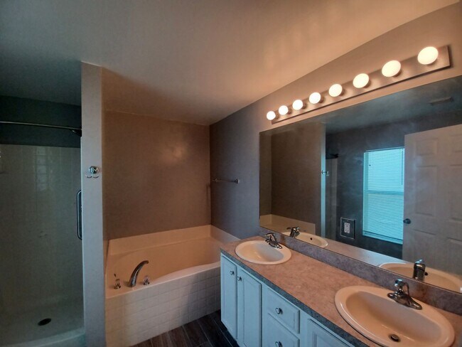 Building Photo - 2720 Soaring Hawk Dr