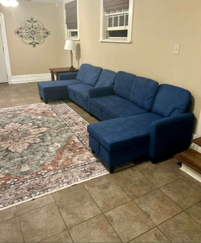 Building Photo - 1416 S Dixon Dr