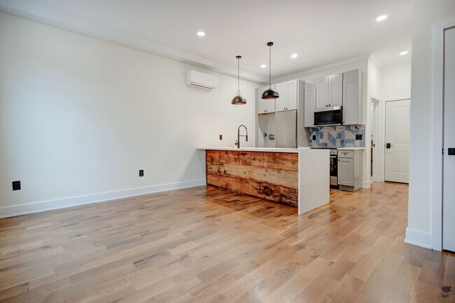 Building Photo - Spacious & Stylish Studio Apartment on W Diamond Street