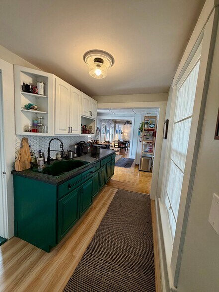 Building Photo - 137 Main St