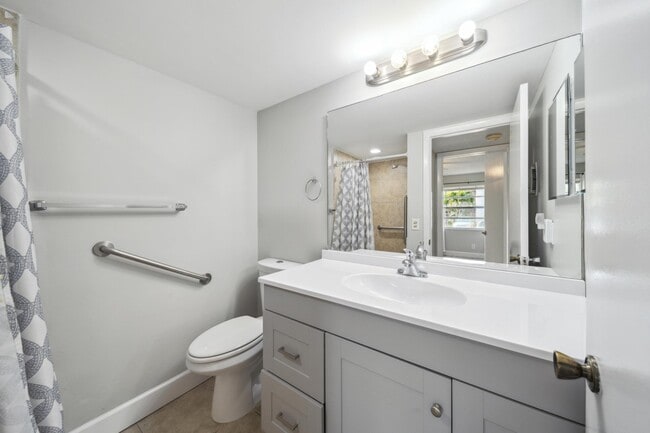 Building Photo - 716 Flanders S