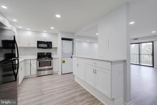 Building Photo - 3800 Powell Ln