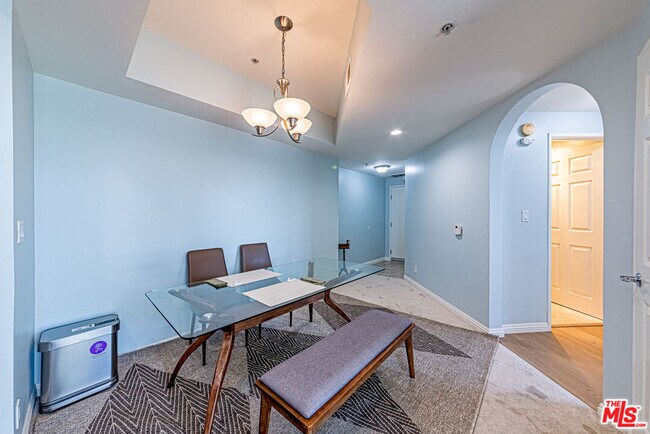 Building Photo - 620 S Gramercy Pl