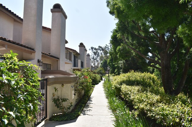 Building Photo - Flooring throughout 3 bd 2.5 ba Condo (San Diego, 92122)