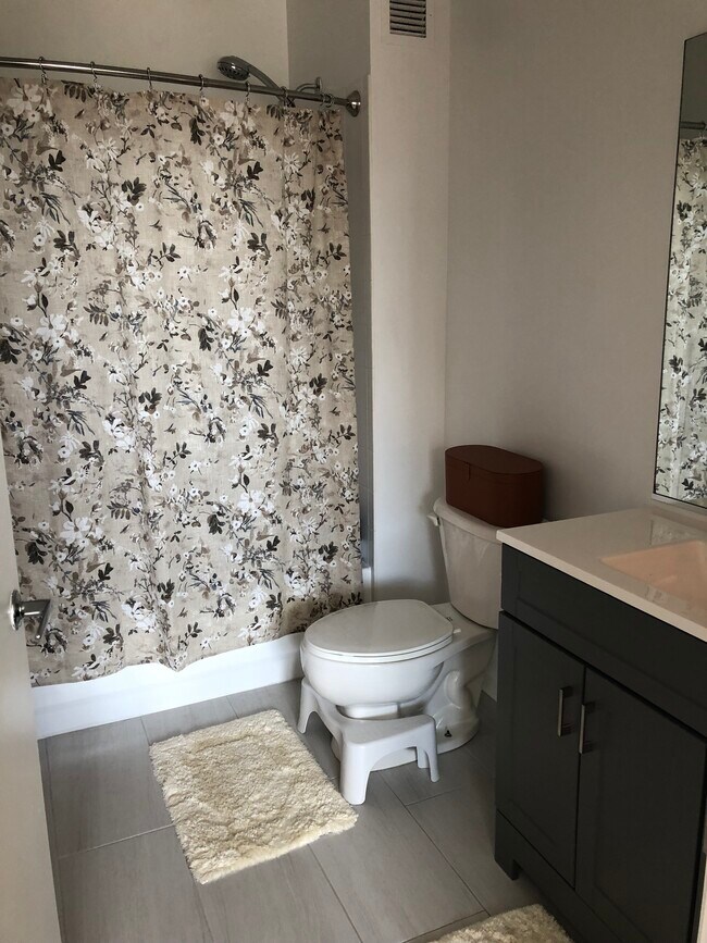 full bath - 645 N Kingsbury St