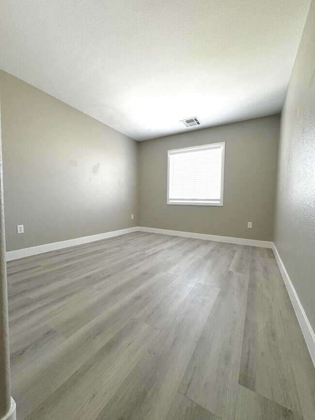 Building Photo - Vaulted Ceiling Home, Gated Community w/ P...