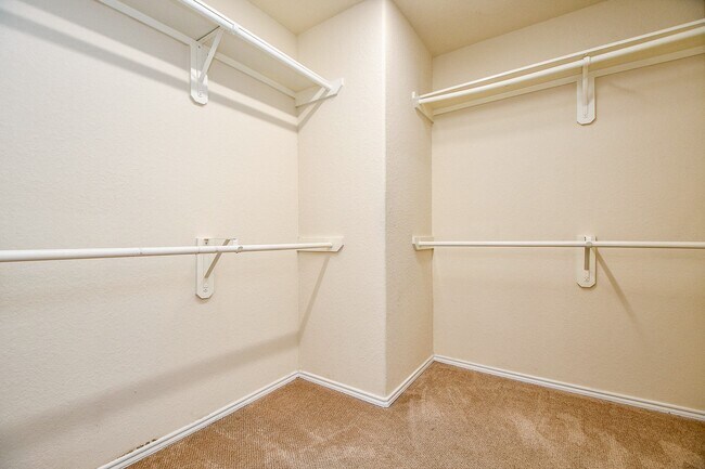 Building Photo - 5327 Stonegate Dr