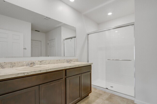 Building Photo - 2550 SE Rock Springs Dr