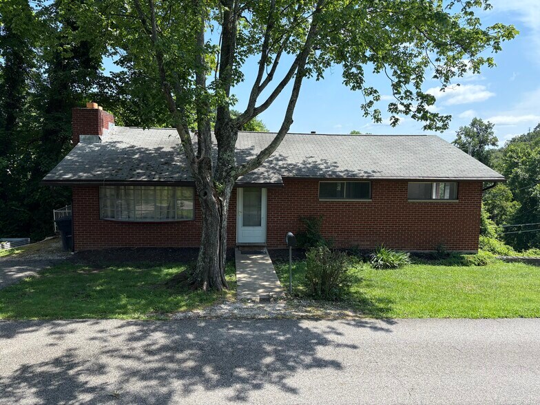 FRONT VIEW - 702 Pearl Dr