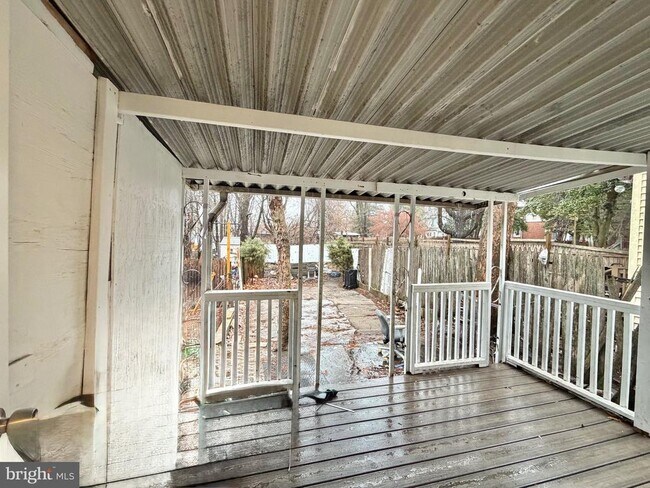 Building Photo - 122 Landing St