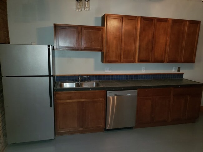 Building Photo - Spacious 2-level apartment with 1 bedroom and 2 full baths located in Kansas City, MO.