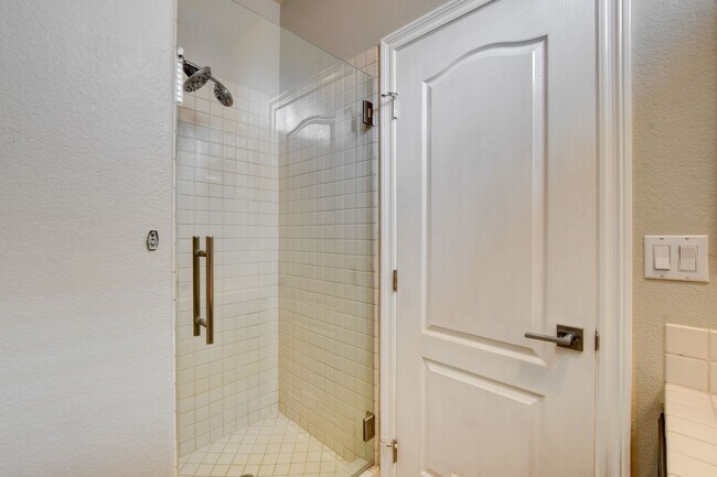 Building Photo - COMING SOON!! $1000 off 1st months Rent Guard-Gated Golf Course Living on the 14th Green!