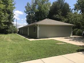 Building Photo - KU3-Santa Fe Triplex 3