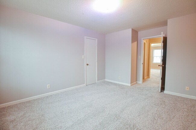 Building Photo - 1533 E Knollwood Cir