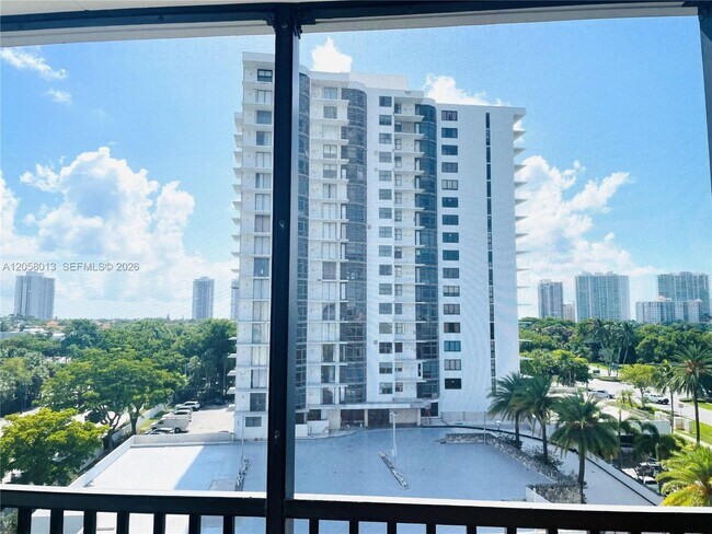 Building Photo - 3301 N Country Club Dr