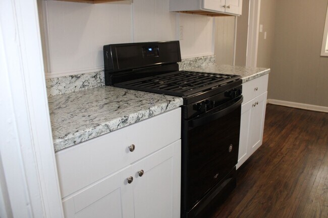 Building Photo - Over sized 2 car garage! ONE MONTH FREE FO...