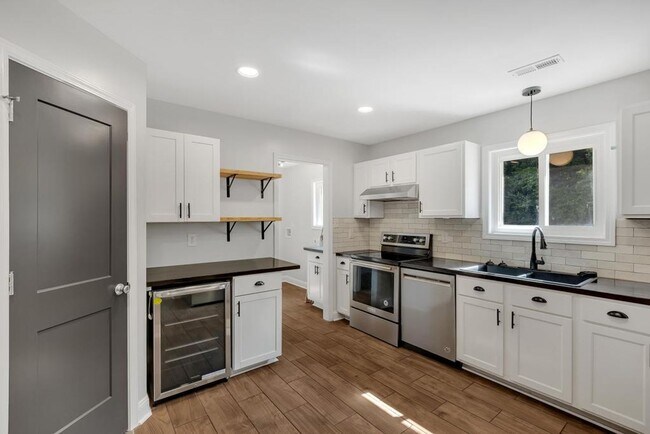 Building Photo - Large Ranch Home with 3BR/ 2 Bath with an Extra Bonus Room!