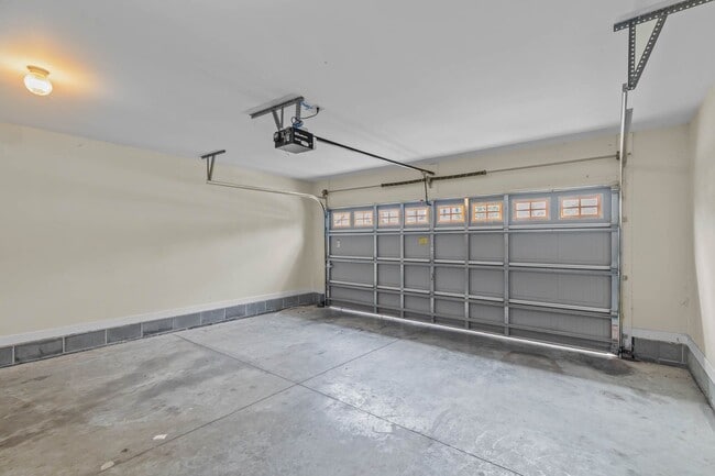 Building Photo - 3 Bedroom 2 Bathroom Home