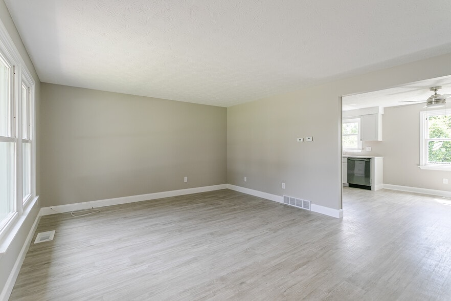Building Photo - 1736 Elmwood Cir