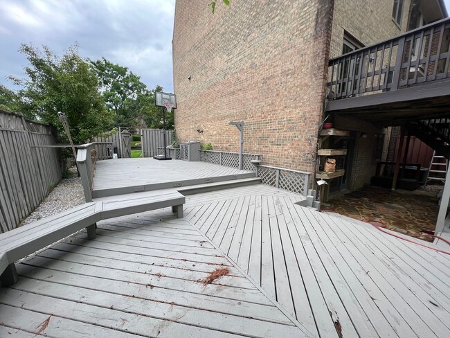 Building Photo - Gorgeous 4 Bed 3.5 Bath End-Unit Townhome ...