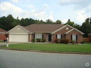 Building Photo - 4 Bedroom Home Available in August!