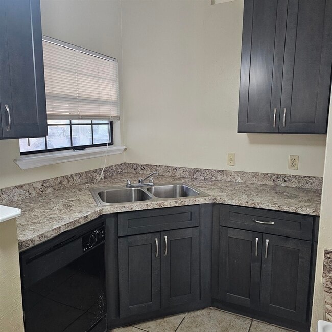 Building Photo - 261 Starmount Dr